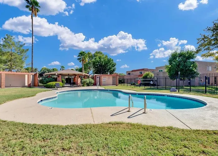 Sunny & Bright Charm With Community Pool *