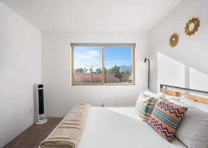 Sunny & Bright Charm With Community Pool *
