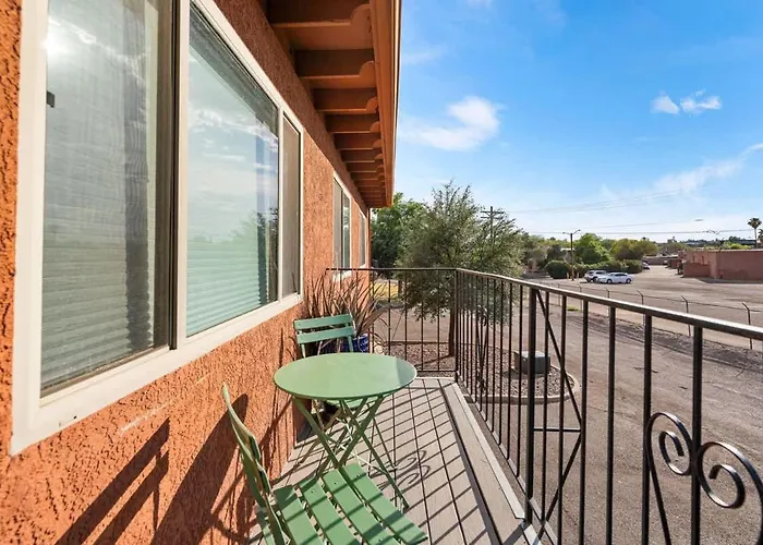 Holiday home Sunny & Bright Charm With Community Pool *