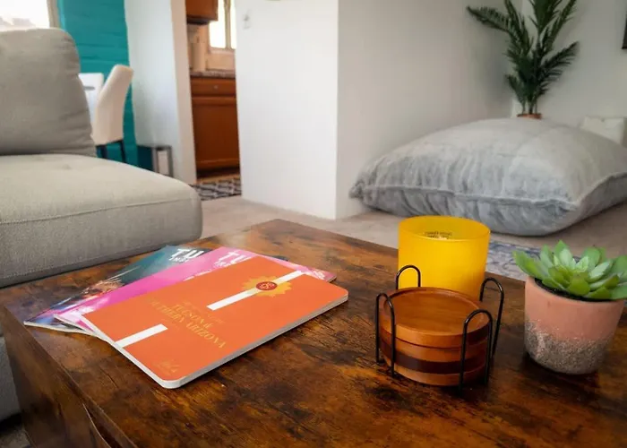 Holiday home Sunny & Bright Charm With Community Pool *