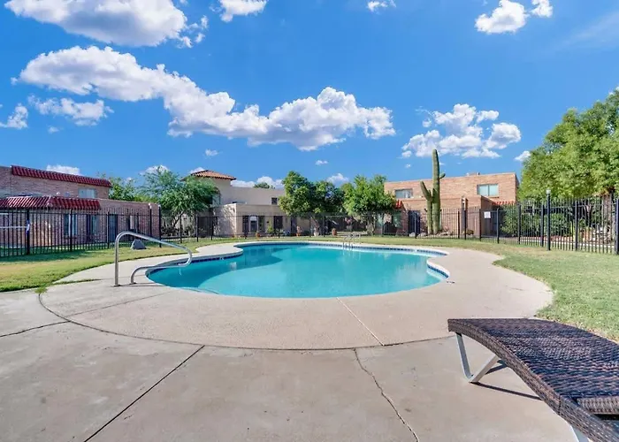 Sunny & Bright Charm With Community Pool Tucson
