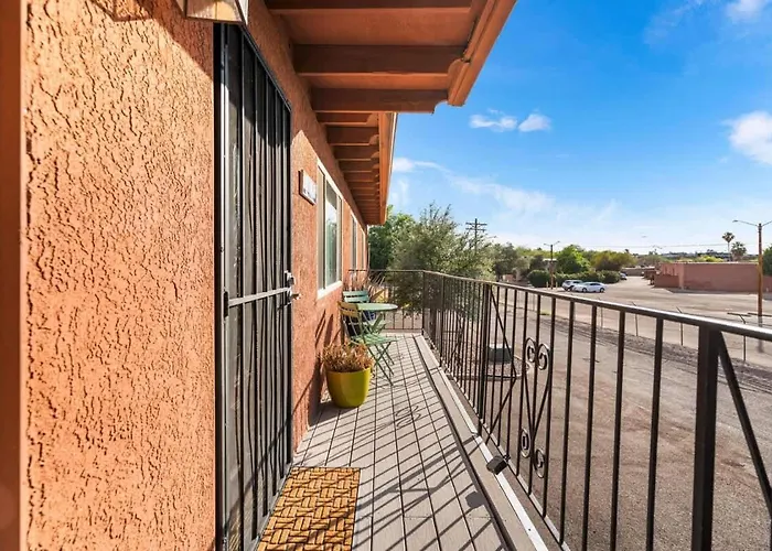 Sunny & Bright Charm With Community Pool *