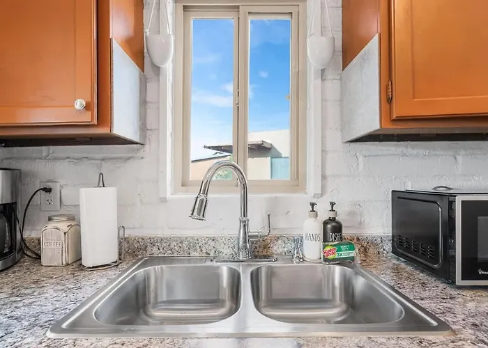 Sunny & Bright Charm With Community Pool Holiday home *