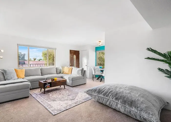 Sunny & Bright Charm With Community Pool Holiday home *