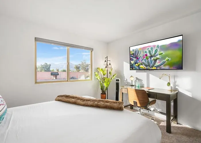 Holiday home Sunny & Bright Charm With Community Pool