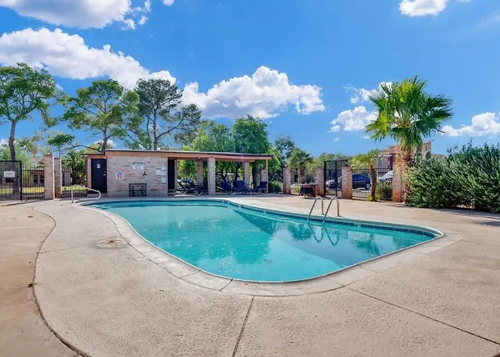 Sunny & Bright Charm With Community Pool Tucson