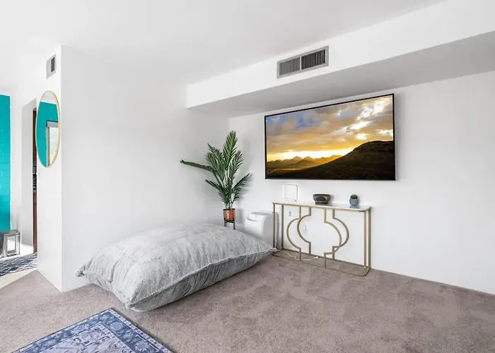Sunny & Bright Charm With Community Pool Holiday home