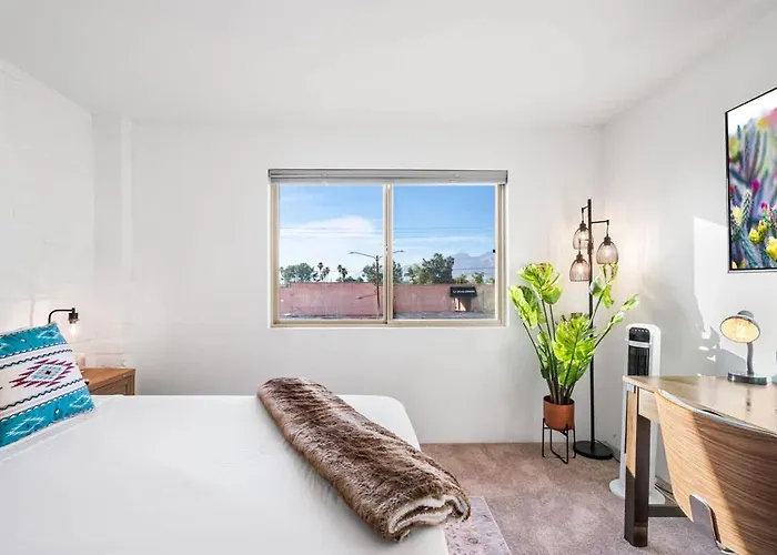 Holiday home Sunny & Bright Charm With Community Pool *
