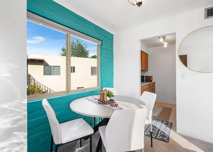 Sunny & Bright Charm With Community Pool Holiday home *