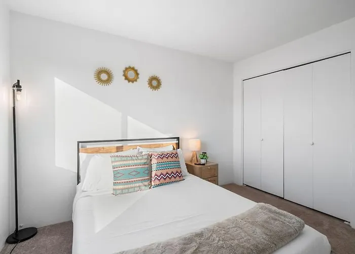 Holiday home Sunny & Bright Charm With Community Pool