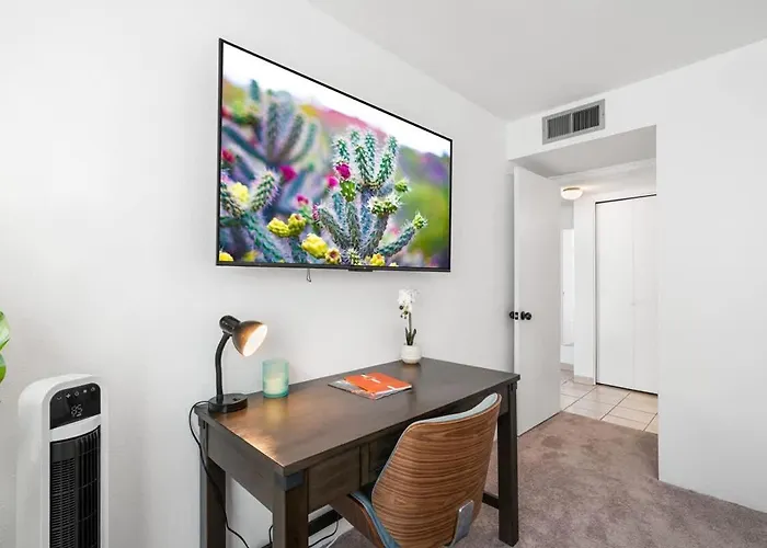 Holiday home Sunny & Bright Charm With Community Pool *