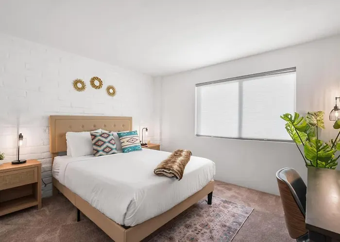 Sunny & Bright Charm With Community Pool Holiday home *
