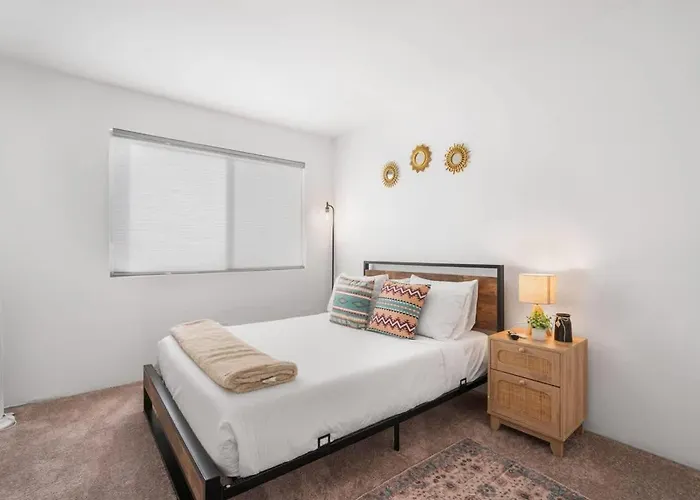 Sunny & Bright Charm With Community Pool Holiday home *