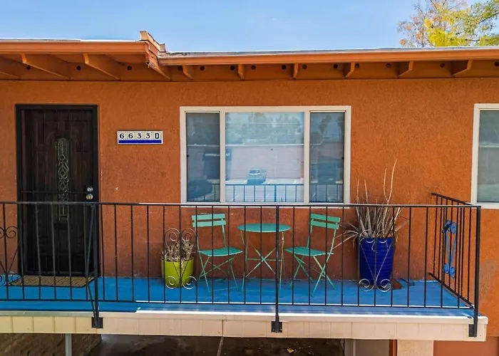 Sunny & Bright Charm With Community Pool Holiday home *